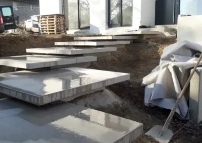 Vorgarten mit frei tragender Treppenanlage aus Betonstufen