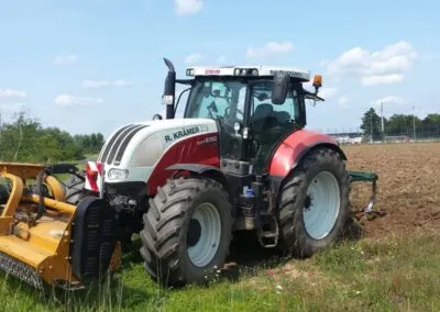 Traktor mit Anbaugerät für Pflegearbeiten