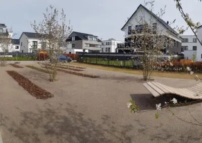 Neu gestalteter öffentlicher Platz mit Baumpflanzungen