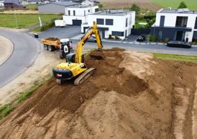 Baustelle mit Baumaschinen in einem neuen Wohngebiet