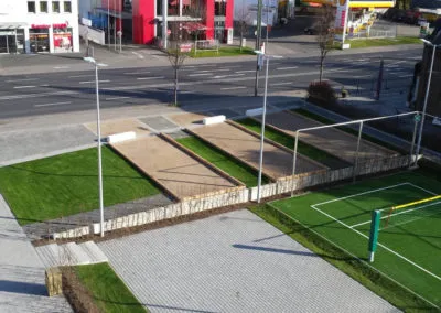 Neu angelegte Rasen- und Kunstrasenflächen einer Sportanlage