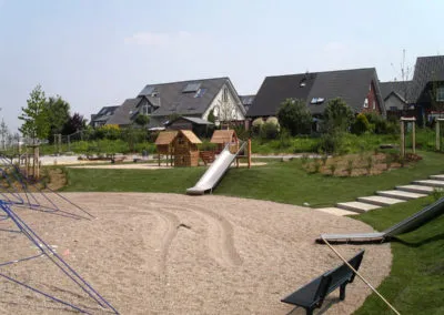 Spielplatz mit Rutschenhügel und Sandfläche