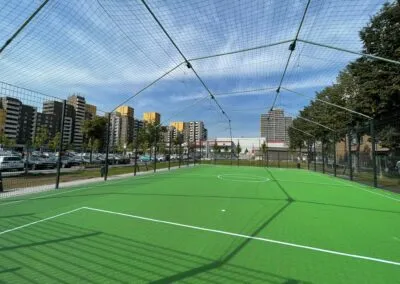 Soccer-Cage mit Kunstrasen und Ballfangnetz