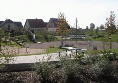 Neu angelegter Spielplatz mit Spielgeräten und Sandfläche