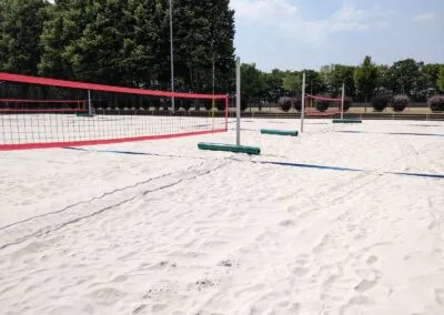 Beachvolleyballanlage mit Sandfläche und Netzanlage