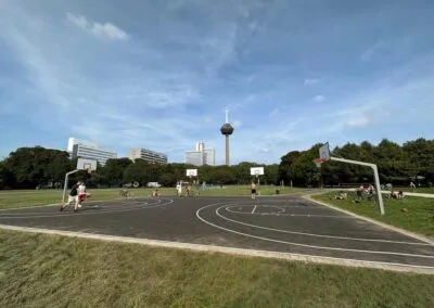 Farbig beschichtetes Spielfeld für Basketball im Grüngürtel