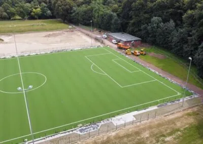 Neu gebauter Fußballplatz mit Kunstrasen und Spielfeldmarkierung