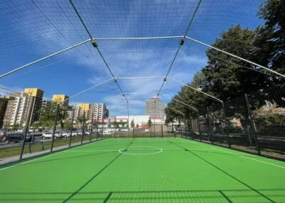 Soccer-Cage mit Ballfangnetz und Kunstrasen im Wohngebiet