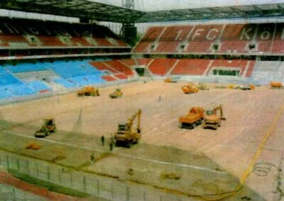 Sanierung einer Stadionfläche mit Baumaschinen im Innenraum