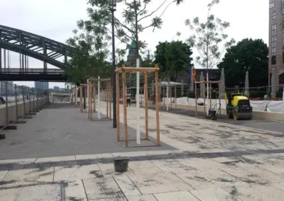 Großflächiger Wegebau entlang einer öffentlichen Promenade