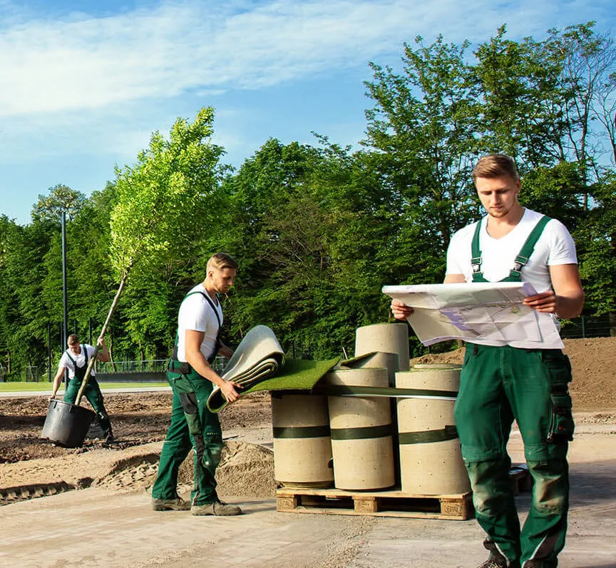 Zwei Mitarbeiter der R. Krämer GmbH besprechen auf der Baustelle einen Plan